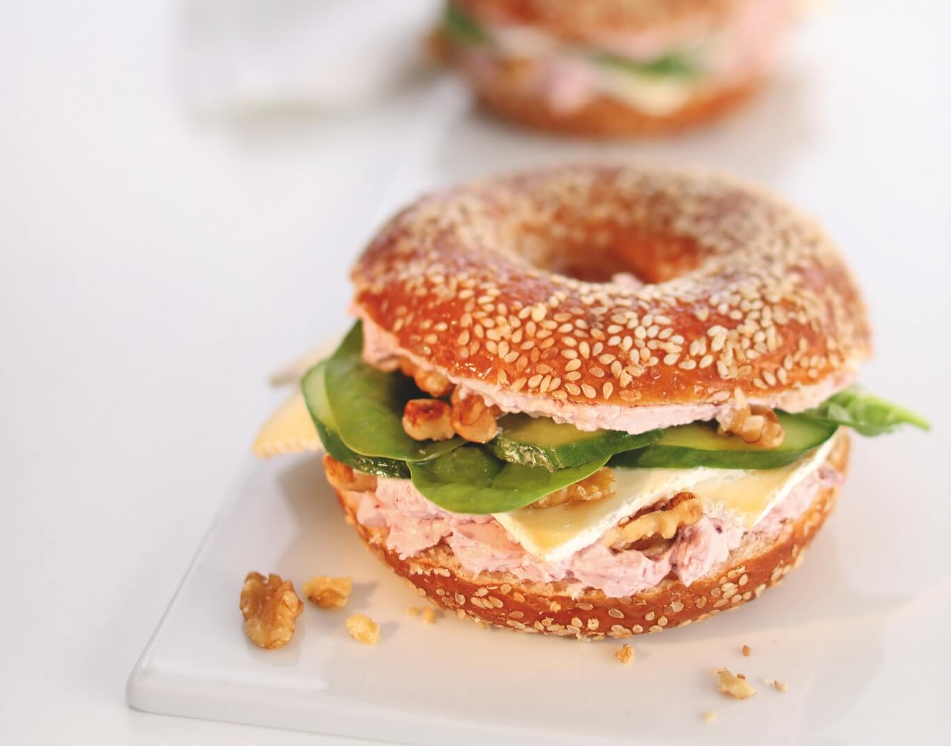 Laugenbagel mit Brie und Preiselbeeren